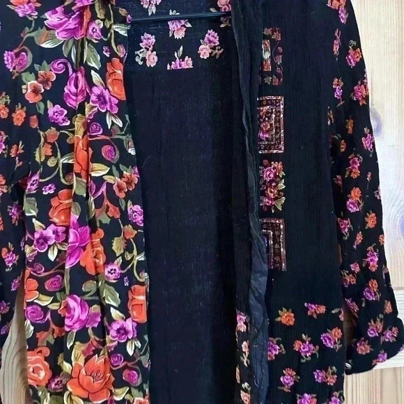 SK & Company woman’s button up blouse size small with shoulder pads - Picture 2 of 8